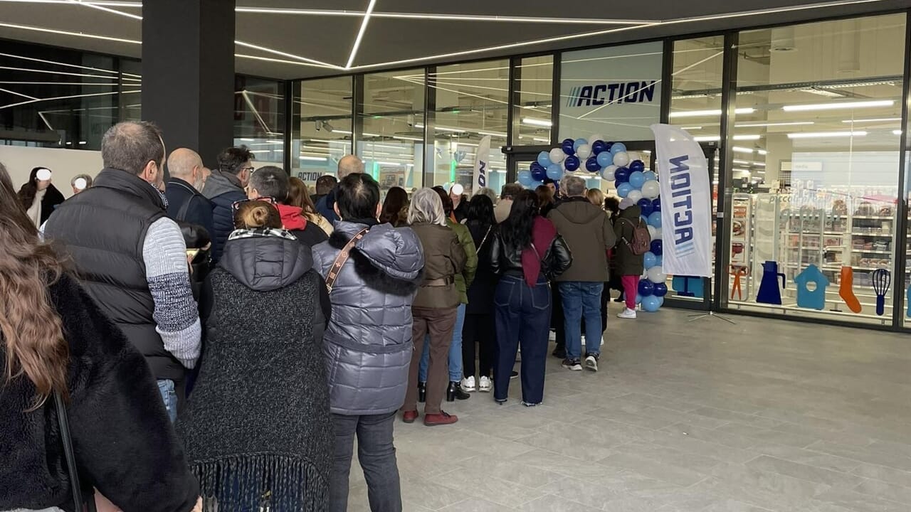 fila chilometrica per entrare nel nuovo negozio