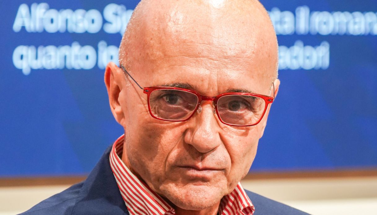 Alfonso Signorini indagato per violenza sessuale, le accuse dell'ex gieffino