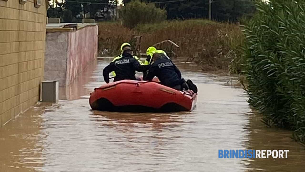 evacuati anche donna incinta e minori