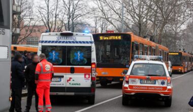 Si accascia in strada per un malore a Milano, conducente del bus Atm ferma la corsa per rianimarlo