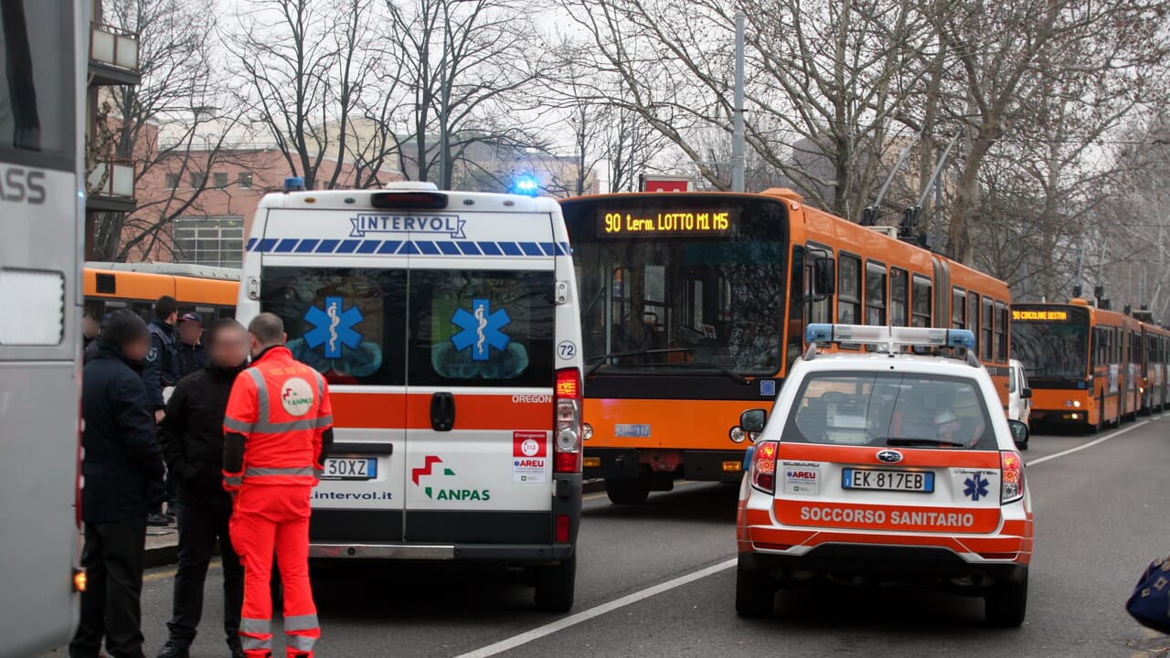 Si accascia in strada per un malore a Milano, conducente del bus Atm ferma la corsa per rianimarlo