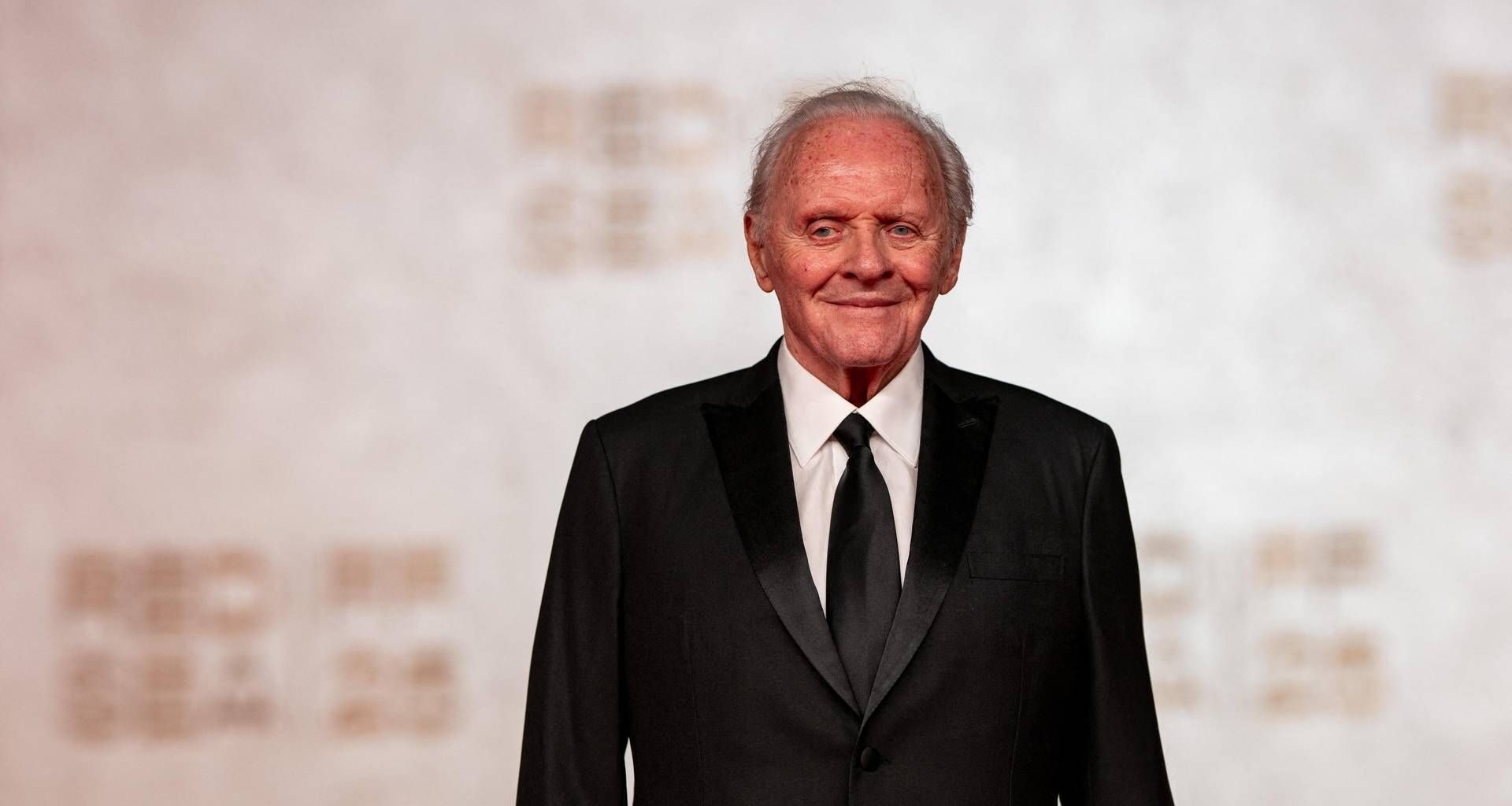 "50 anni senza alcol", Anthony Hopkins ricorda il giorno che cambiò la sua vita