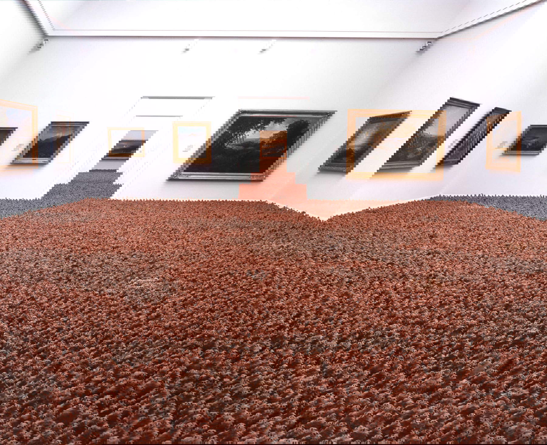 Antony Gormley, Field (1993; terracotta, dimensioni variabili, circa 35.000 elementi da 8-26 cm di altezza ciascuno, veduta dell'installazione alla Kunsthalle di Kiel, Germania, 1997). Foto: Helmut Kunde