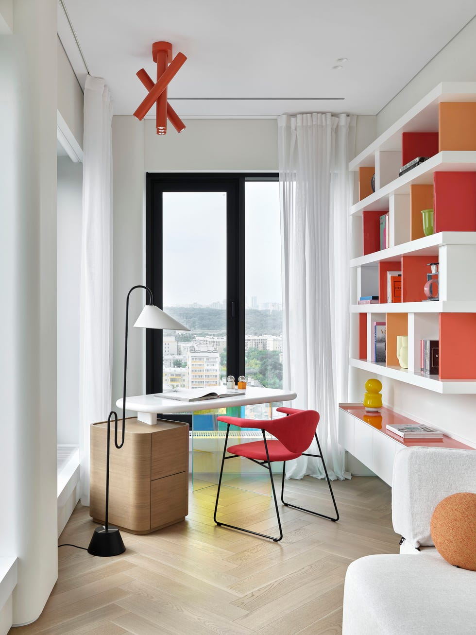 zona de trabajo con escritorio y estantería