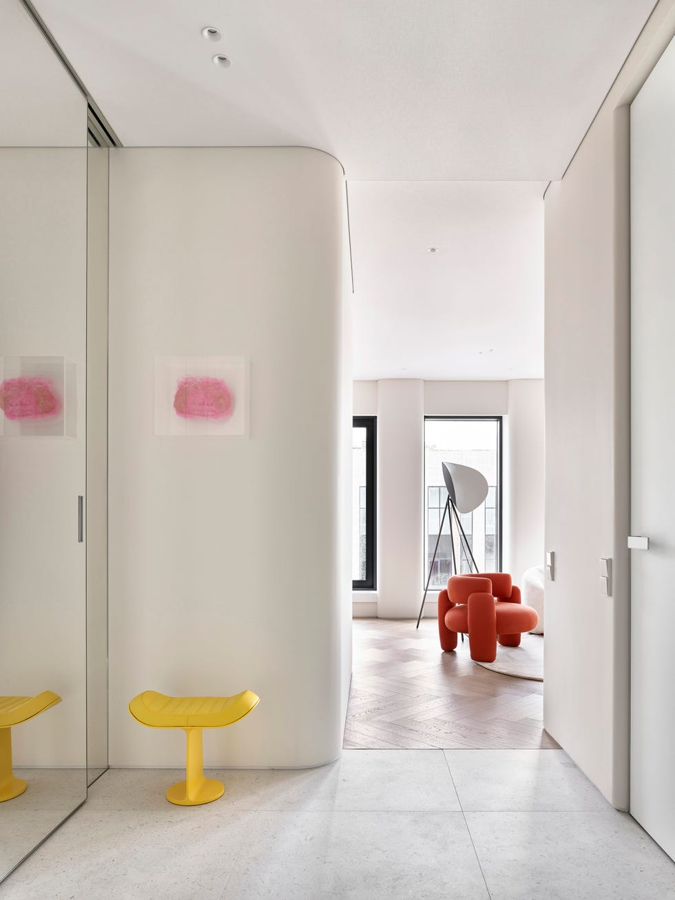 recibidor con taburete amarillo