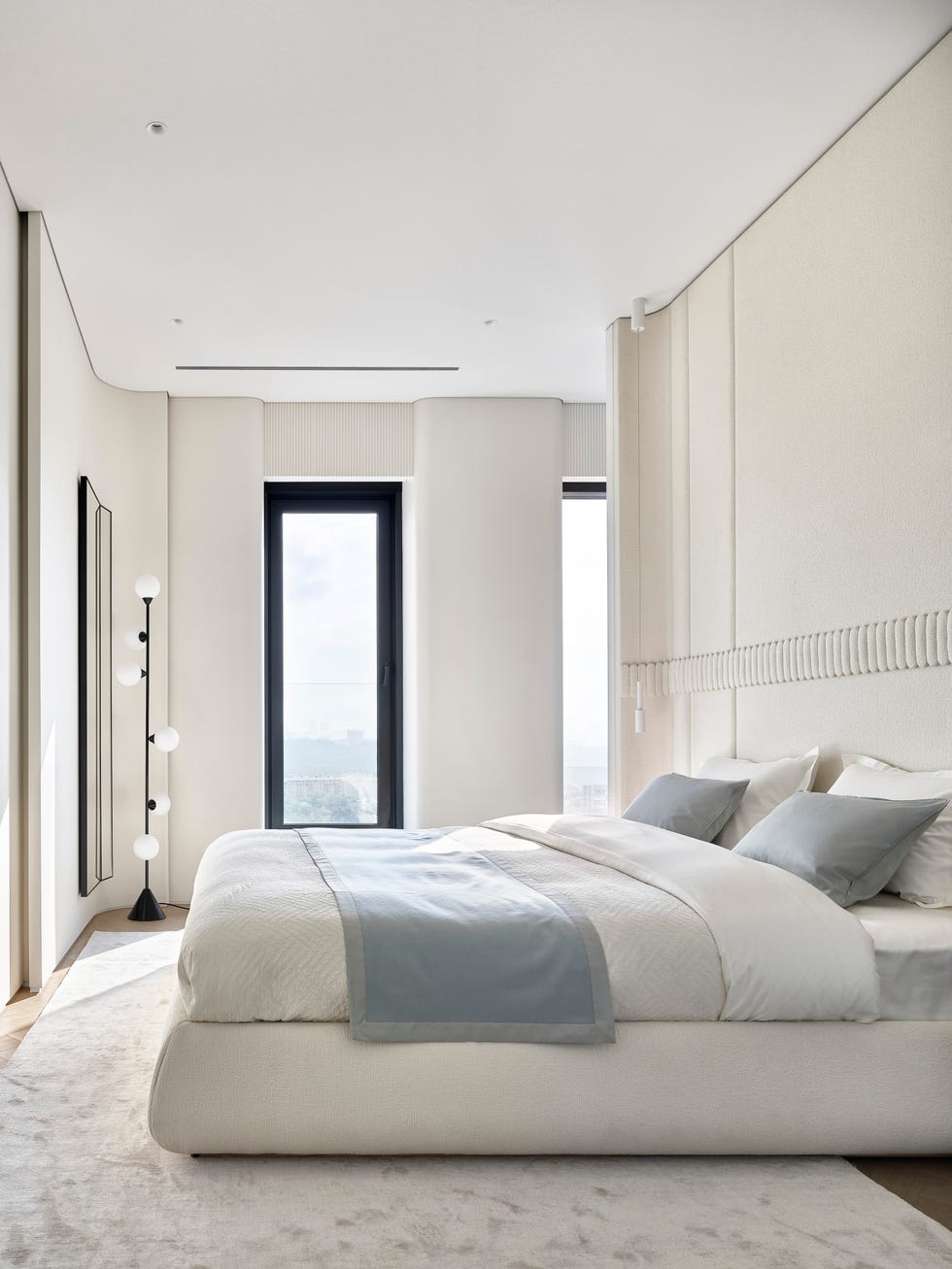 dormitorio con cabecero de suelo a techo tapizado y acolchado