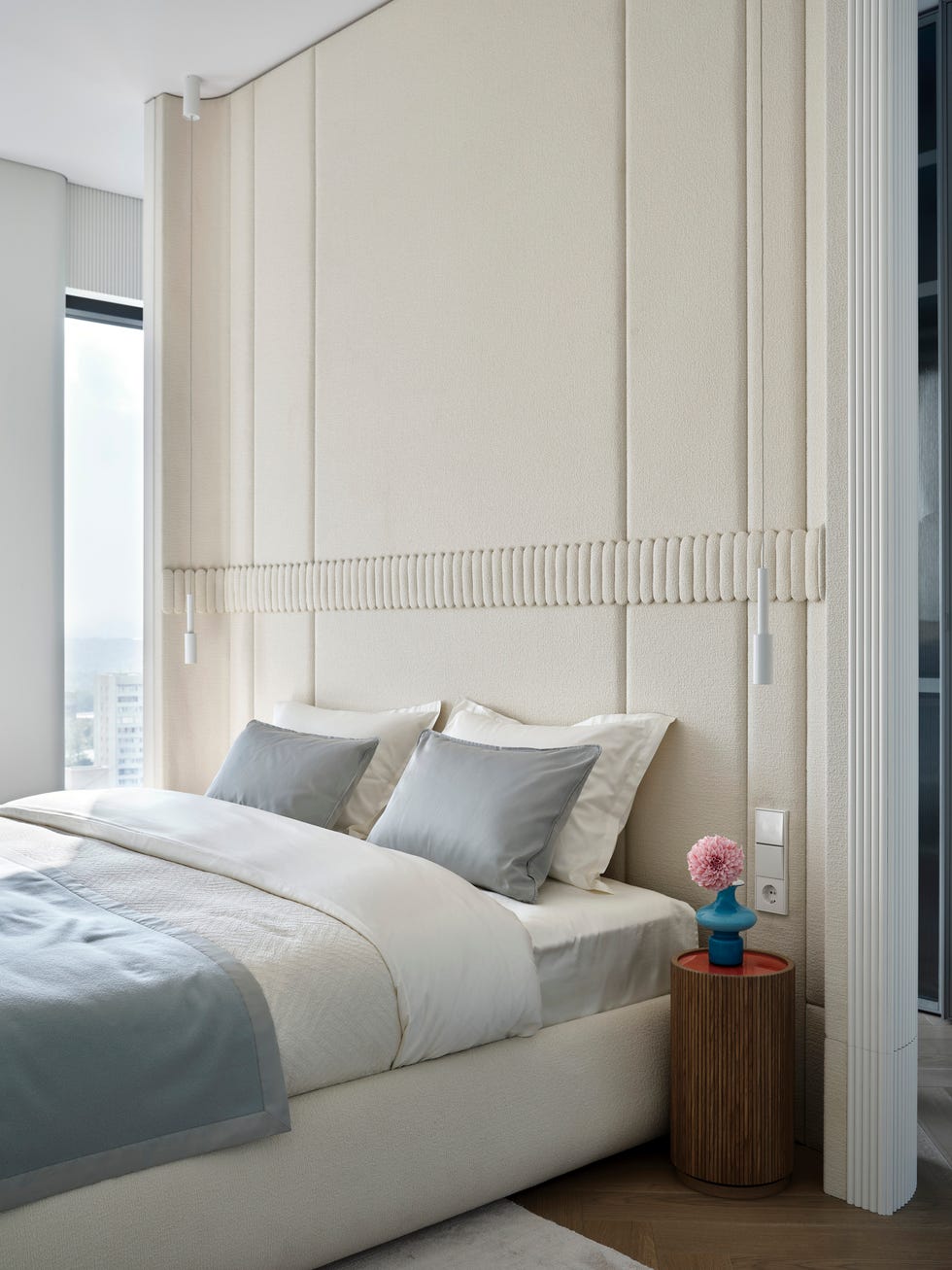 dormitorio con cabecero de suelo a techo tapizado y acolchado