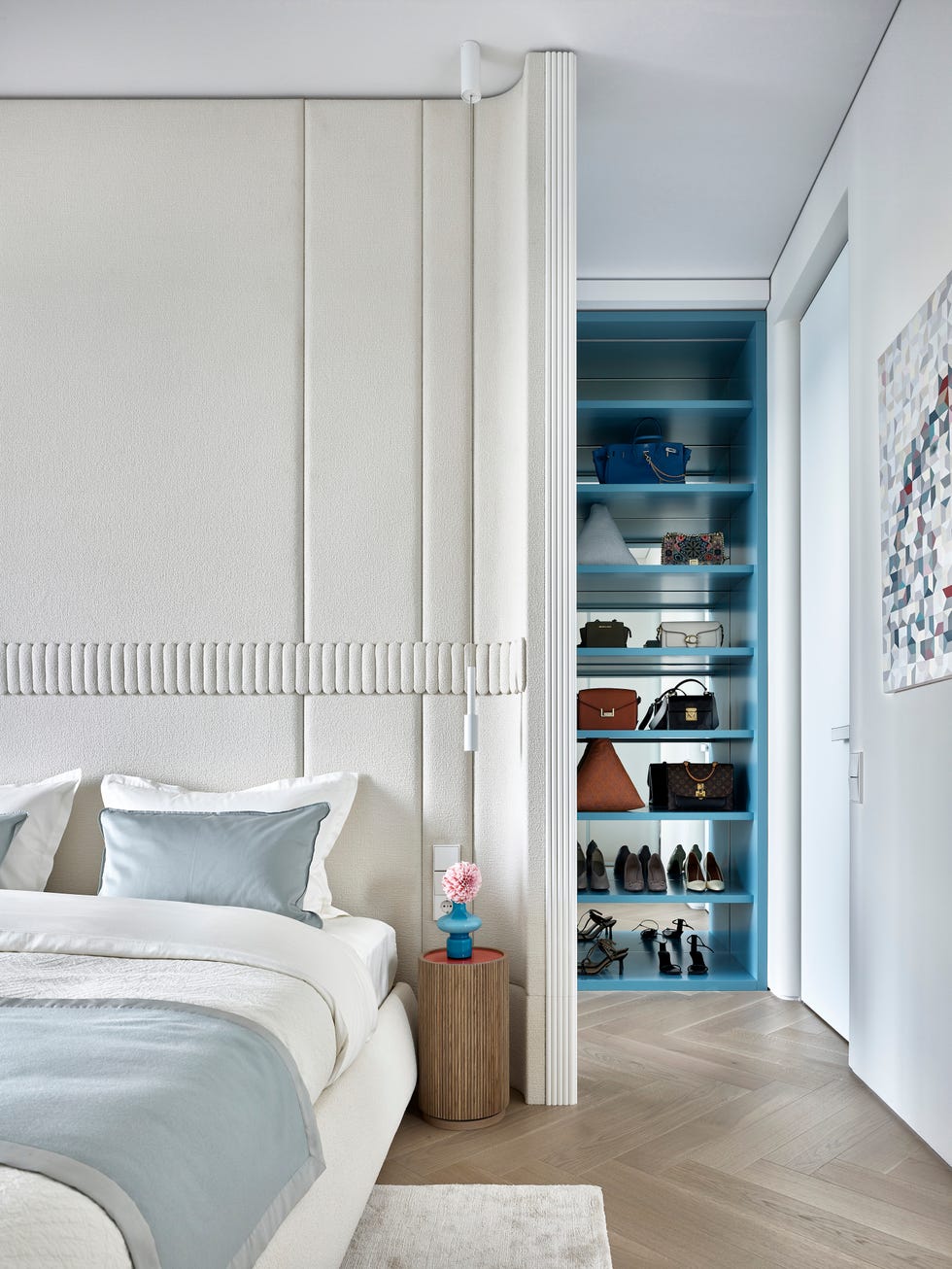 cabecero de cama como divisor de ambientes con el vestidor