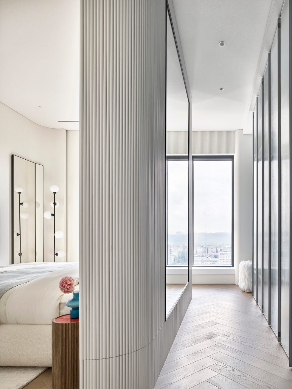 cabecero como divisor de ambientes entre dormitorio y vestidor