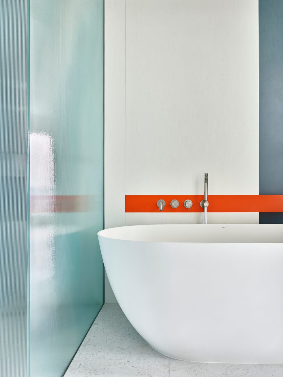 bañera blanca exenta