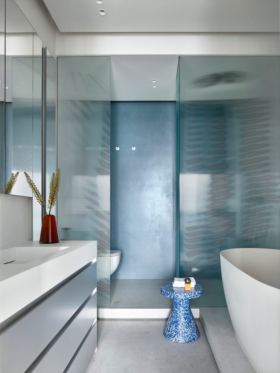 baño con ducha y bañera exenta