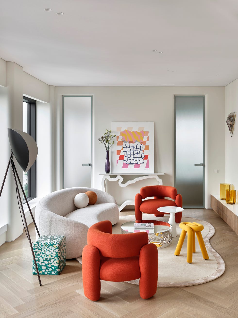 salón de diseño con muebles curvos