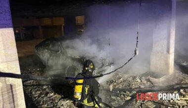 cinque veicoli in fiamme, un anziano finisce in ospedale