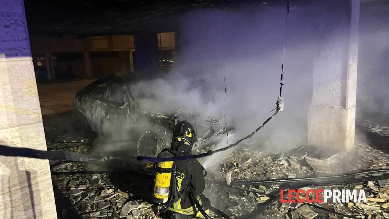 cinque veicoli in fiamme, un anziano finisce in ospedale