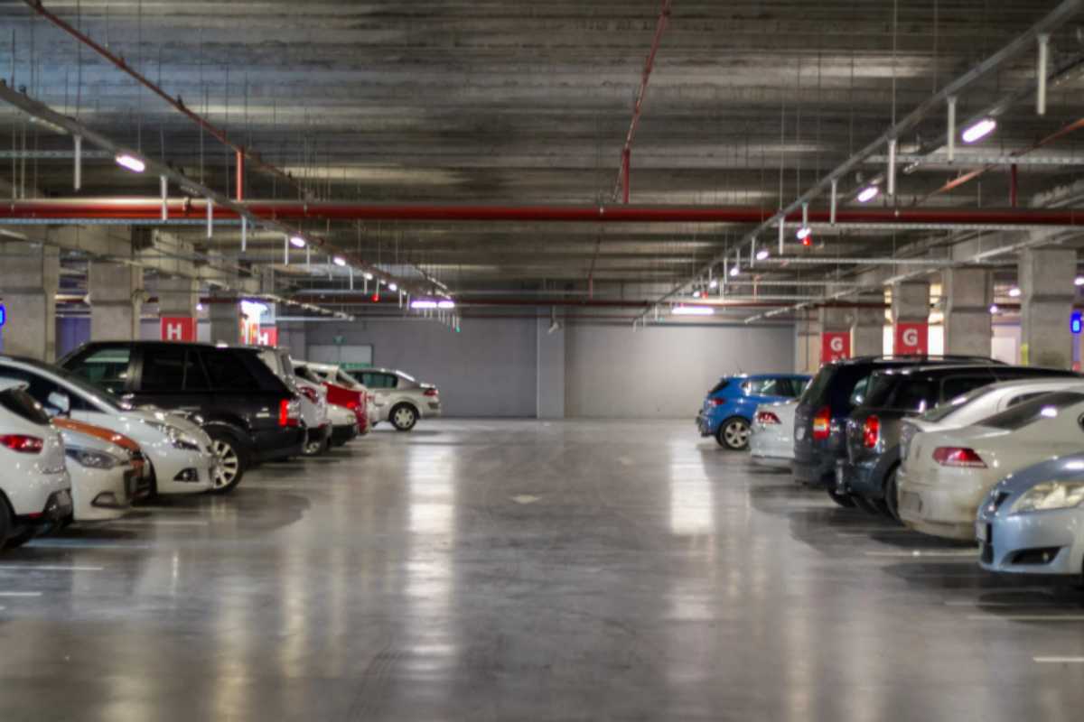 Mai più ore a cercare l'auto: arriva la svolta per l'app, salva il parcheggio in automatico