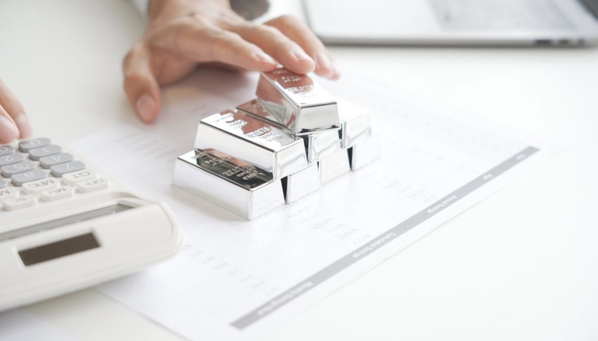 Argento sopra i 75 dollari l'oncia, conviene investire ora o aspettare?