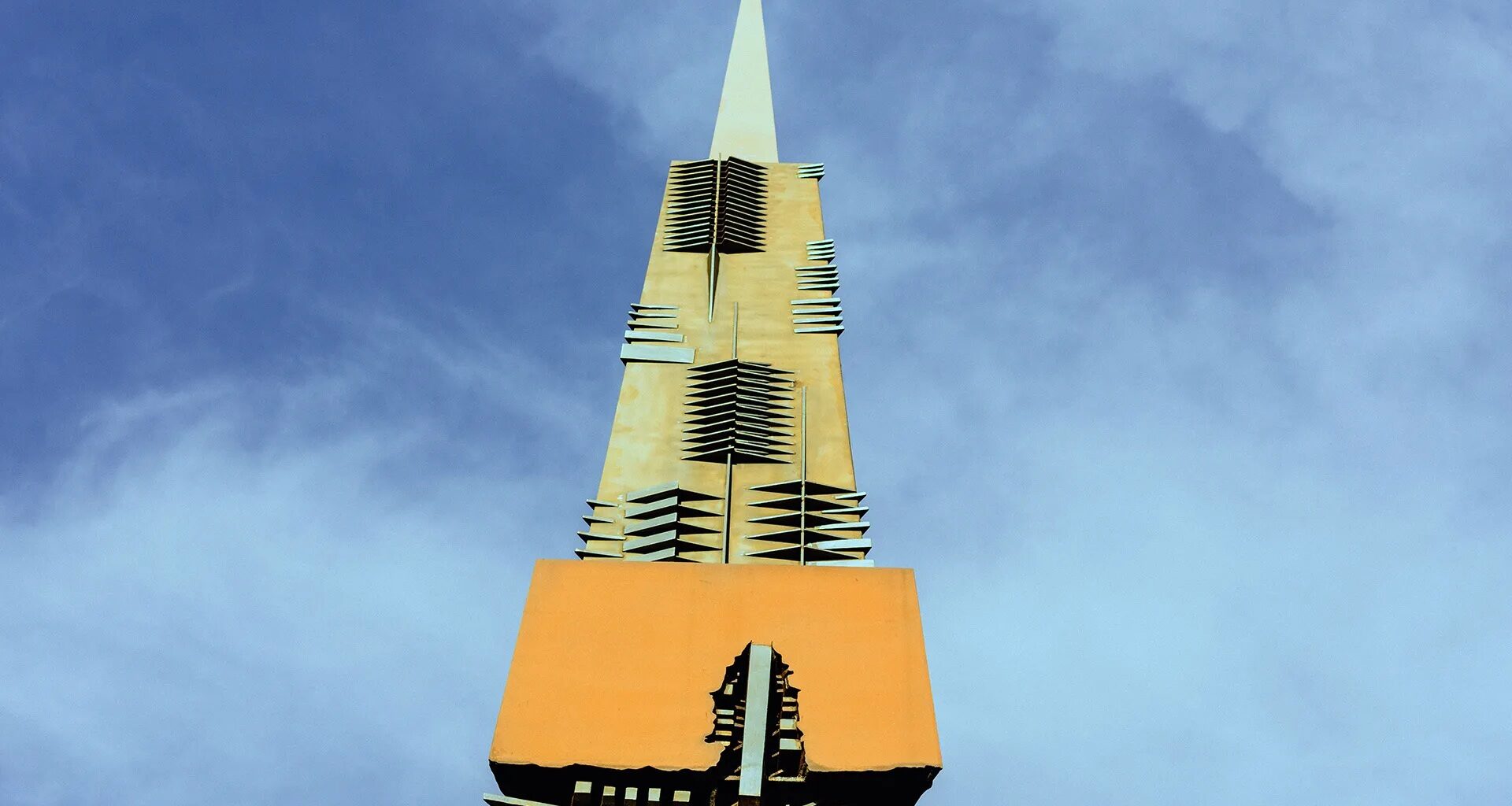 La Lancia di Luce di Arnaldo Pomodoro, nascita di un’opera monumentale