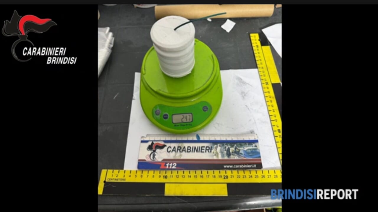 Possesso illegale di 180 kg di fuochi pirotecnici e 84 ordigni artigianali: finisce ai domiciliari