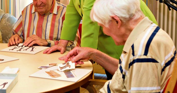 Violenze sessuali e maltrattamenti in una casa di riposo a Capri: arrestato un operatore sanitario