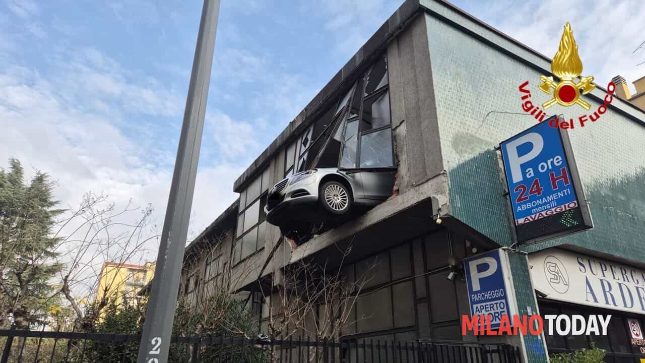 paura in un parcheggio a Milano