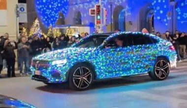 Bari, multato il proprietario dell'auto con gli addobbi di Natale virale sui social