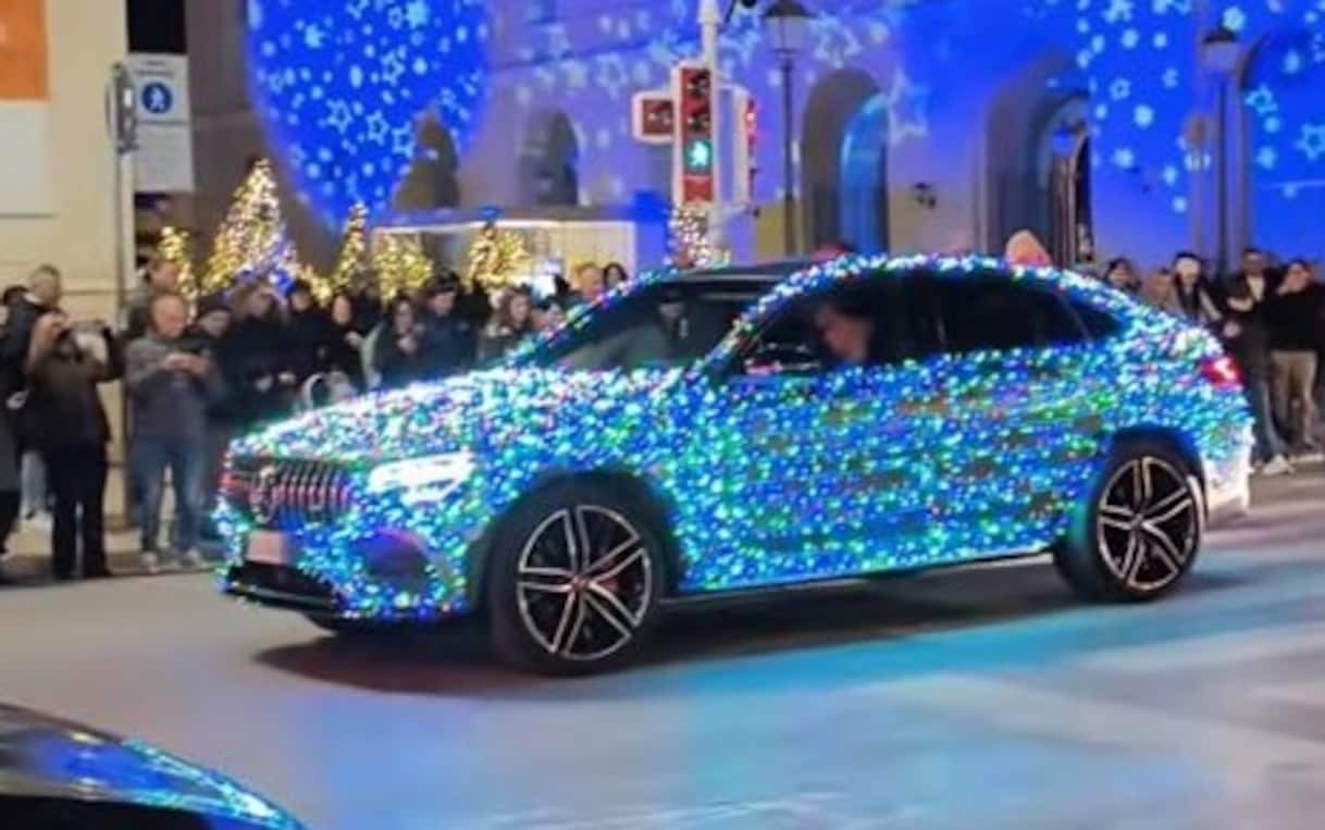 Bari, multato il proprietario dell'auto con gli addobbi di Natale virale sui social