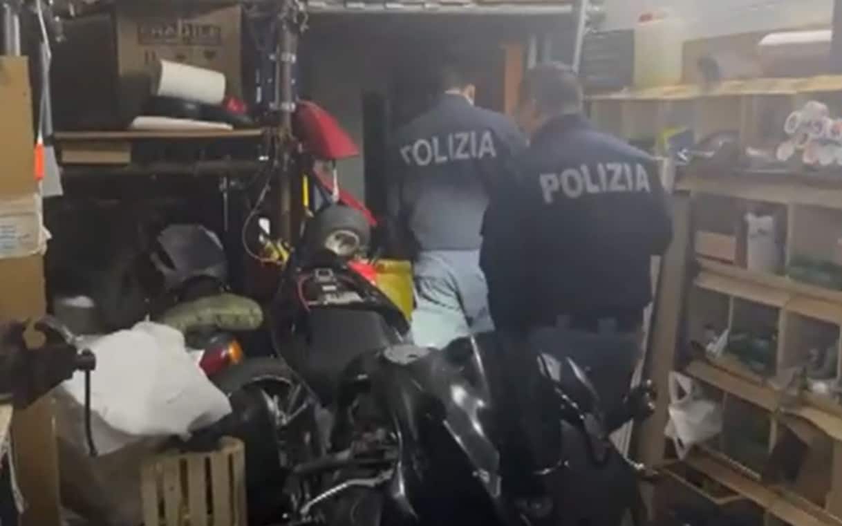 Roma, polizia scopre auto radiocomandata con esplosivo in un box