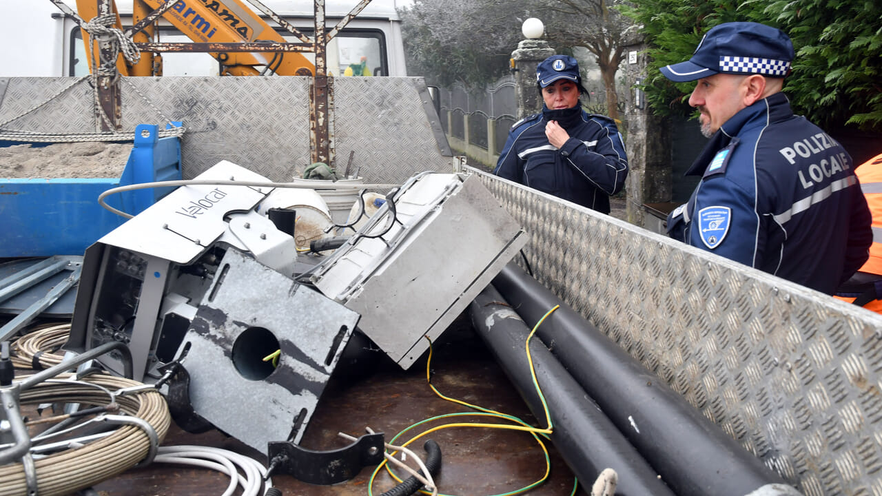 Due anni dopo, un altro colpo alla "Fleximan": abbattuto l'autovelox sulla statale