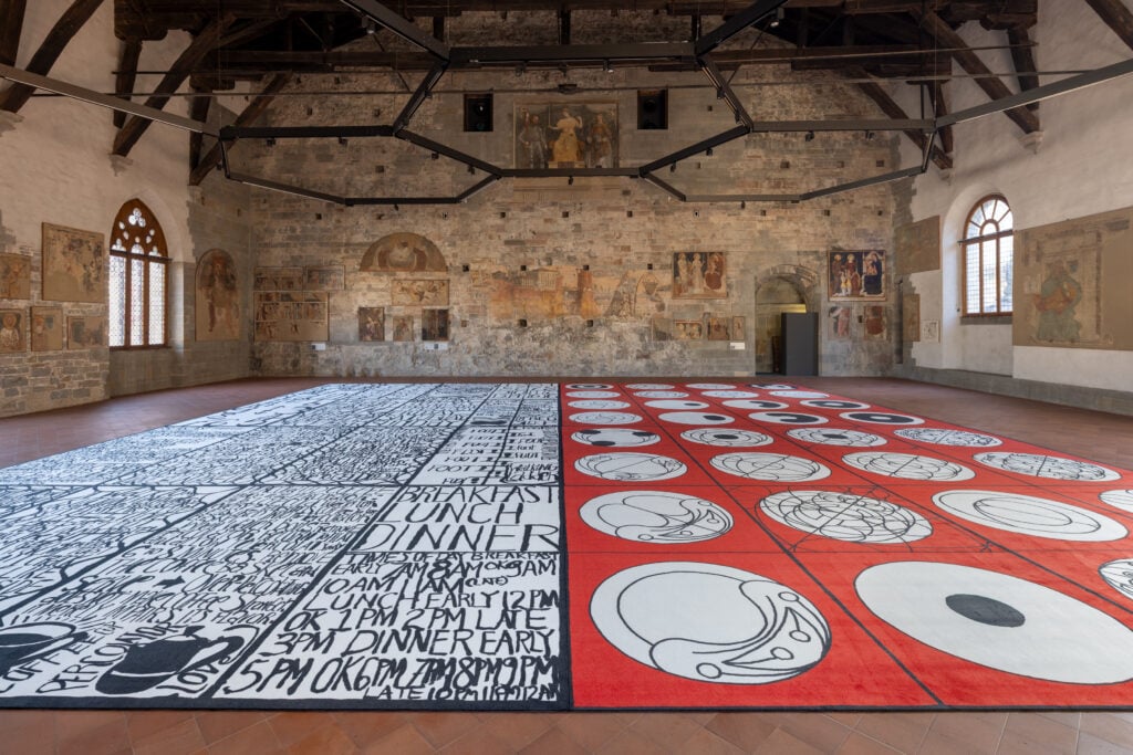 Un’installazione d’artista per ridisegnare il pavimento del Palazzo della Ragione di Bergamo