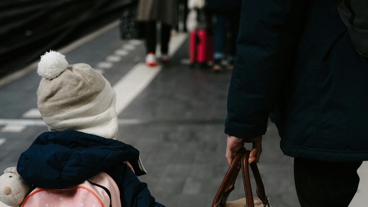 bambina di due anni resta sulla banchina