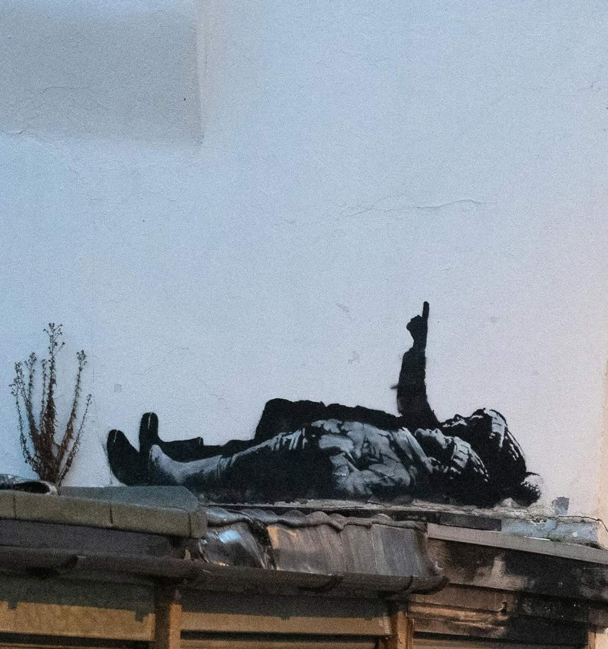 La nuova opera di street art di Banksy su un muro in Queen’s Mews nel quartiere di Bayswater. Foto: Instagram/Profilo Bansky