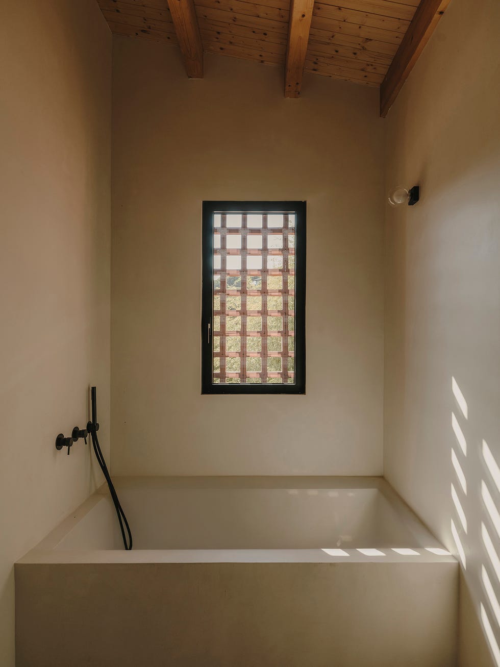 casa de campo reformada con decoracion moderna por forma arquitectura