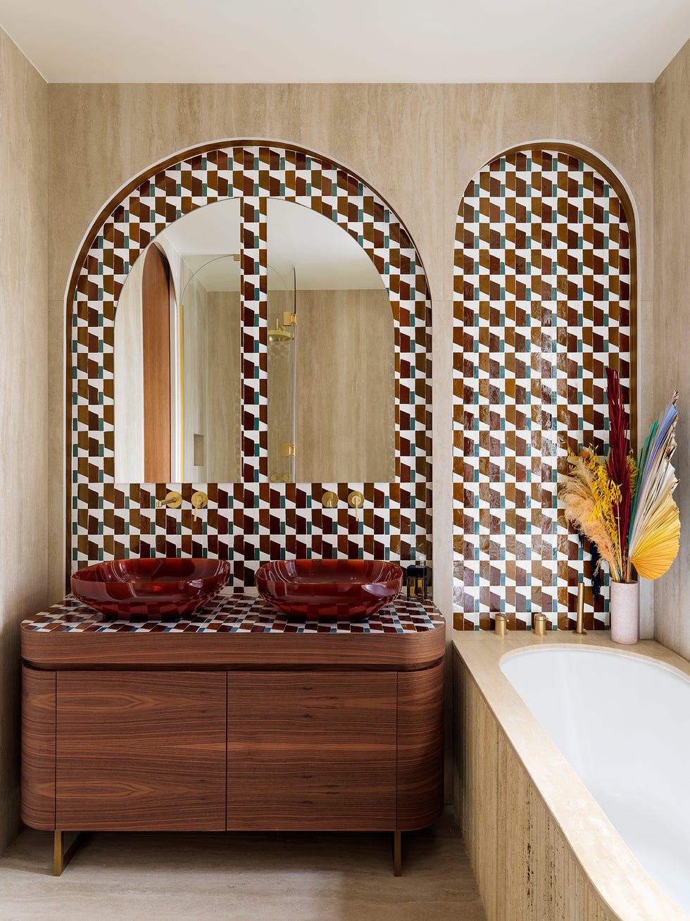 un piso en paris reformado con materiales de lujo y toques vivos de color