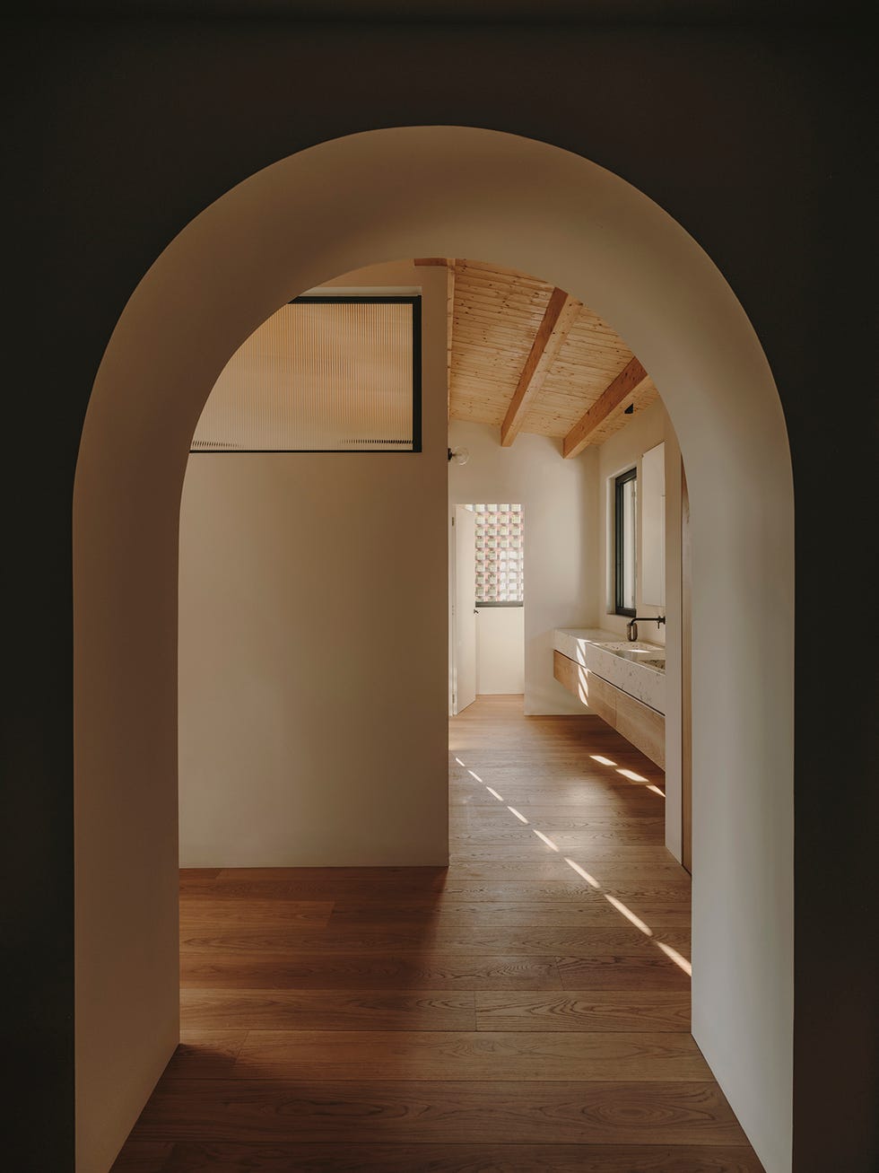 casa de campo reformada con decoracion moderna por forma arquitectura