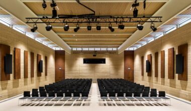 Un'architettura contemporanea accanto a un castello