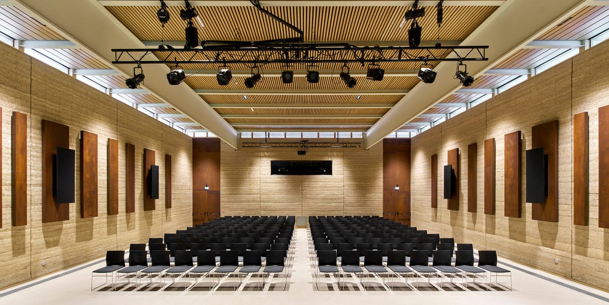 Un'architettura contemporanea accanto a un castello