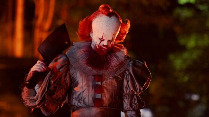 Bill Skarsgård nei panni di Pennywise è una... gioia da rivedere Bill Skarsgård nei panni di Pennywise è una... gioia da rivedere