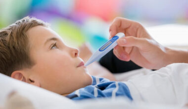 Febbre fino a 40 gradi, tosse e spossatezza: l’influenza travolge i bambini. La pediatra Filippi: “Siamo sommersi di casi, il vaccino fa la differenza”