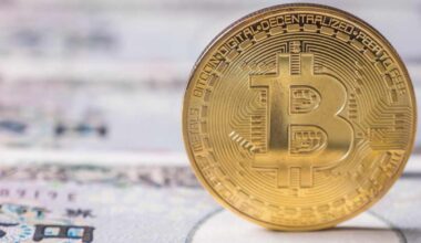 Bitcoin scivola verso 83.000 dollari, mercato in crisi