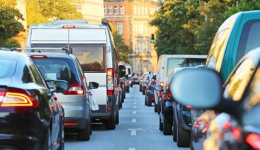 Bollo auto, esenzione per auto ibride ed elettriche dal 2026 ma c'è un limite