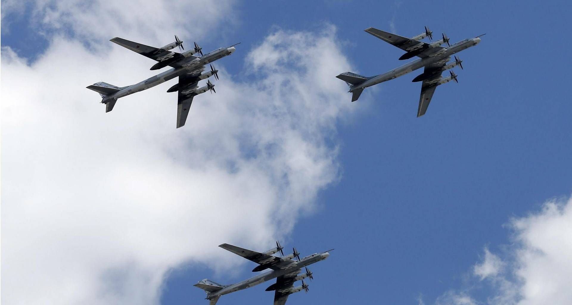 Caccia russi sorvolano mare di Norvegia e di Barents, 'aerei stranieri' decollano per scortarli