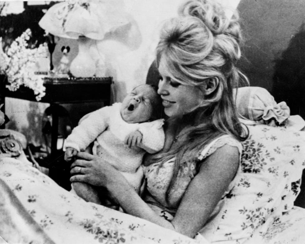 Brigitte Bardot con il figlio Nicolas brigitte bardot con il figlio nicolas 1960
