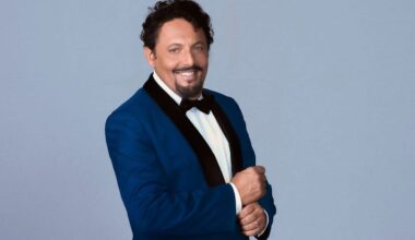 “Uno spettacolo che intreccia satira e memoria”