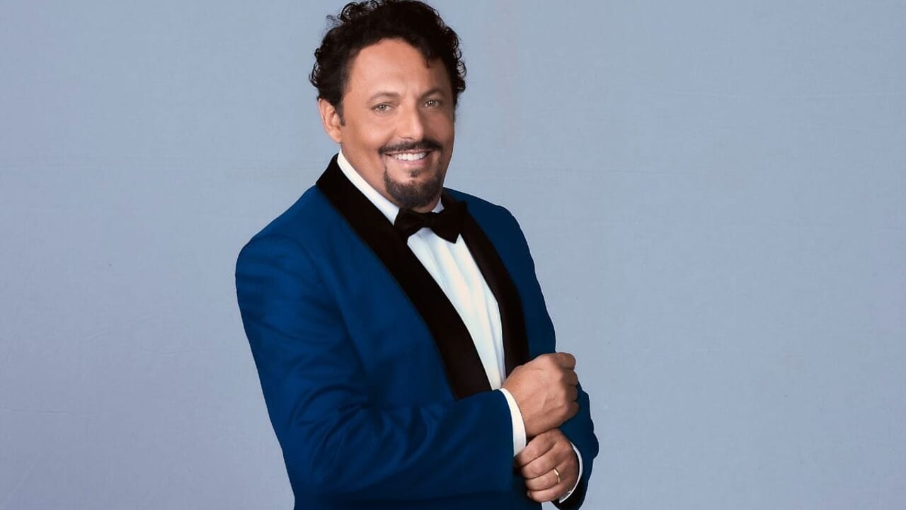 “Uno spettacolo che intreccia satira e memoria”