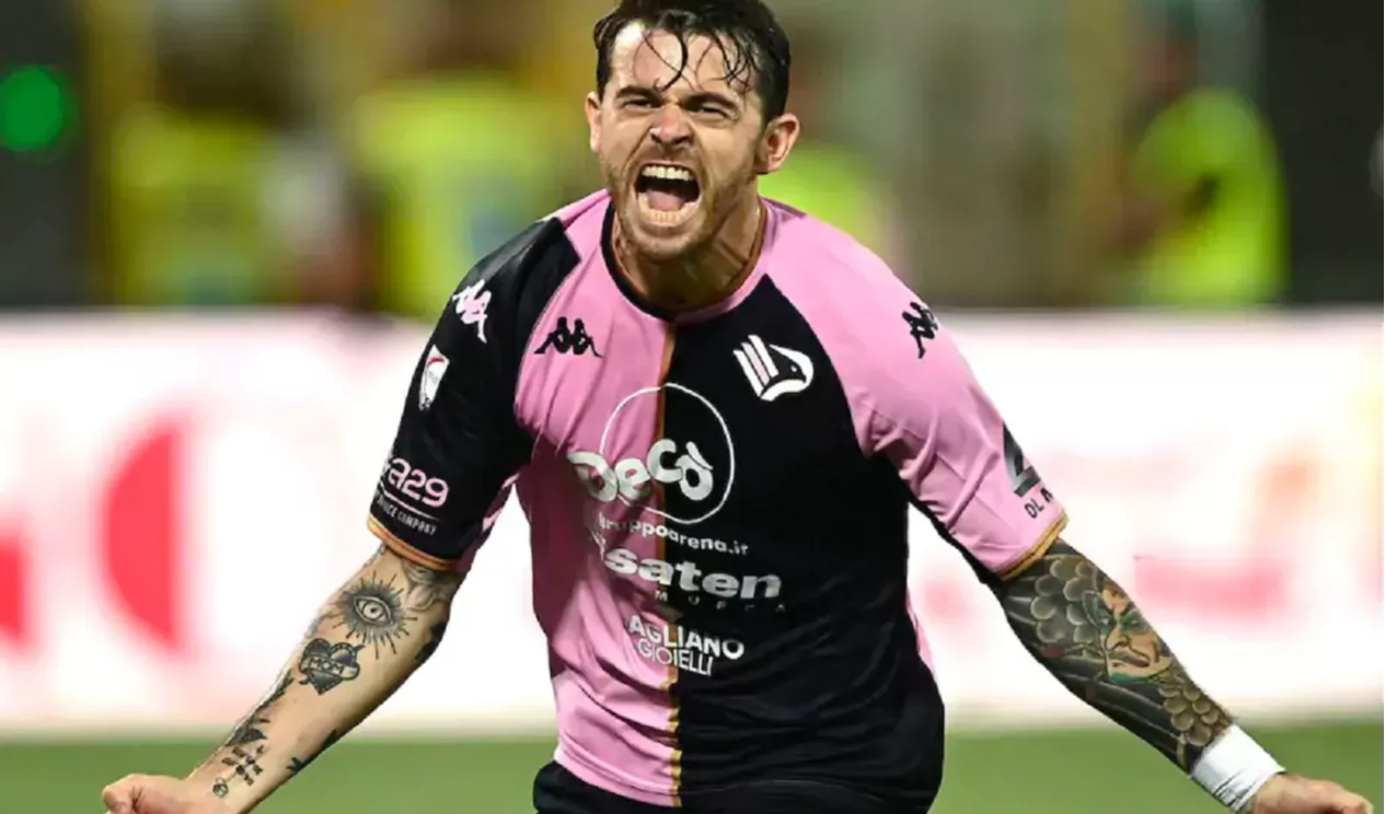 Un calciatore grida, esulta