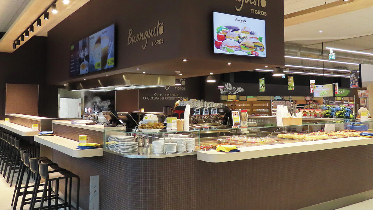 Ha aperto un nuovo supermercato nel milanese (e fa sconti al 50%)