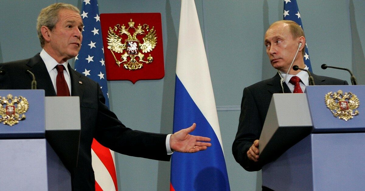 Putin contro Ucraina nella Nato: l'opposizione già nel 2001 e 2008 con Bush | Il Fatto Quotidiano