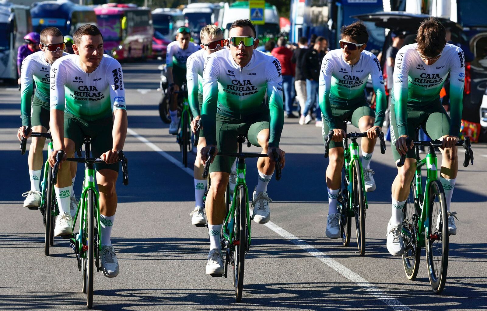 Caja Rural-Seguros RGA, comincia l'avvicinamento alla stagione 2026: 26 corridori in rosa, l'organico più ampio dal 2011 a oggi