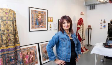 Ricamare potere e vulnerabilità sul bordo di un fez con l’artista Camille Eskell 