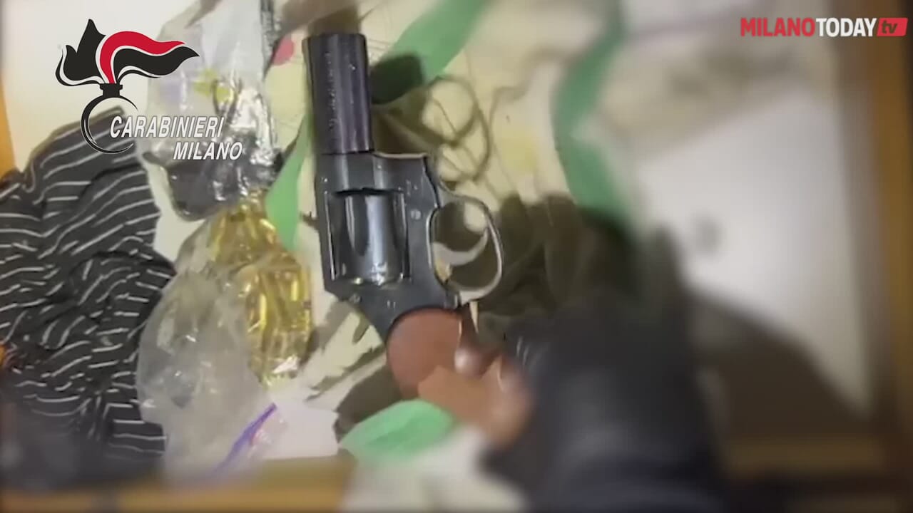 Sorpresi a caricare 300 chili di droga e armi su un camion: quattro uomini arrestati